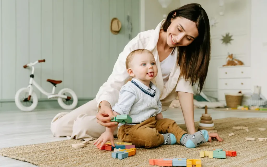 una madre jugando con su bebe